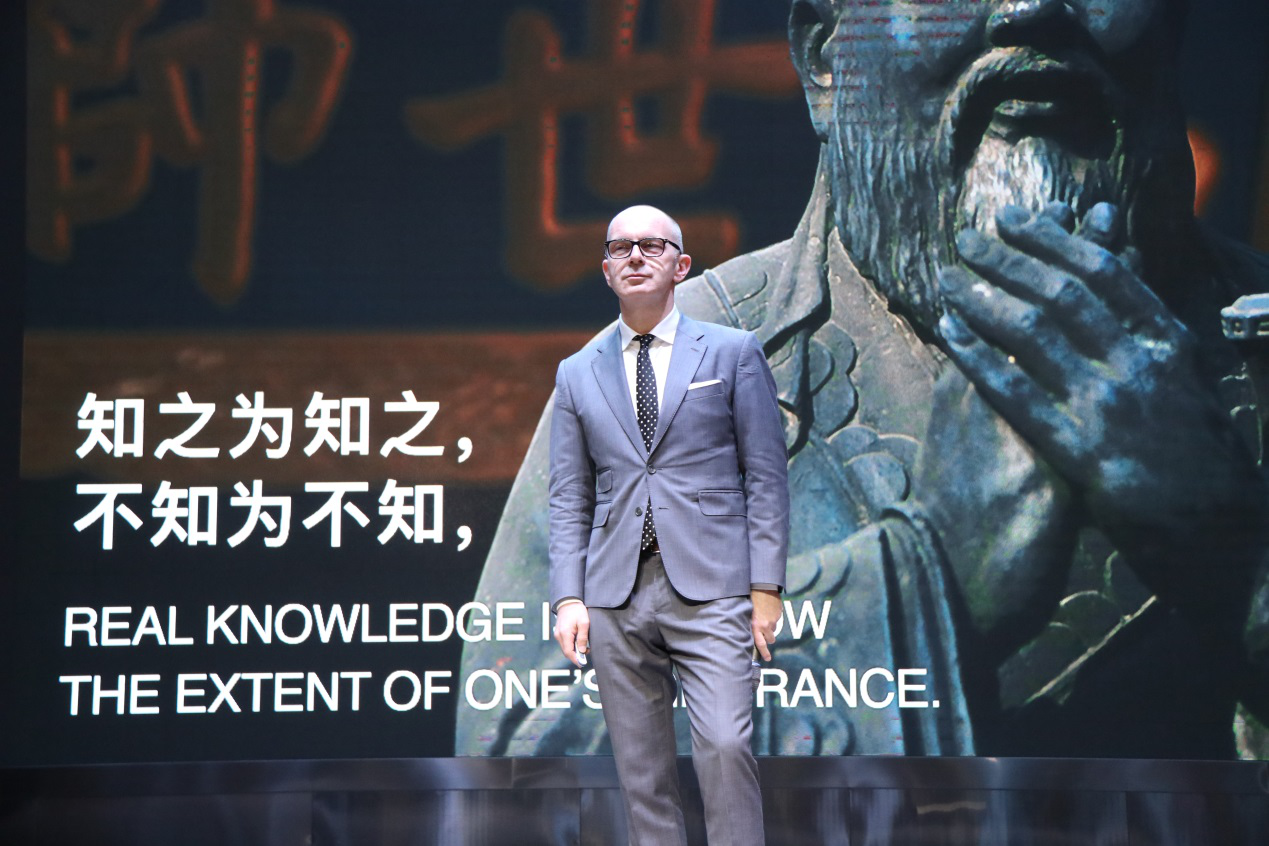自貢市外國語學(xué)校--教育資源多元化，大師解惑談創(chuàng)新