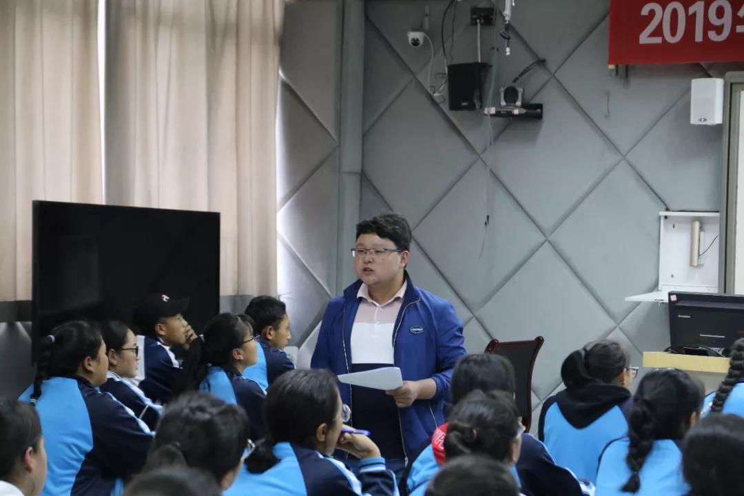 康定中學(xué)舉辦高中思想政治課優(yōu)質(zhì)課展評(píng)活動(dòng)