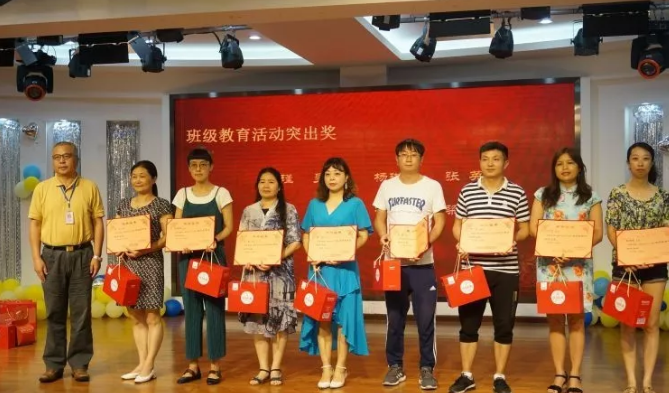 川師大實驗外國語學(xué)?！娭境沙牵賱?chuàng)輝煌