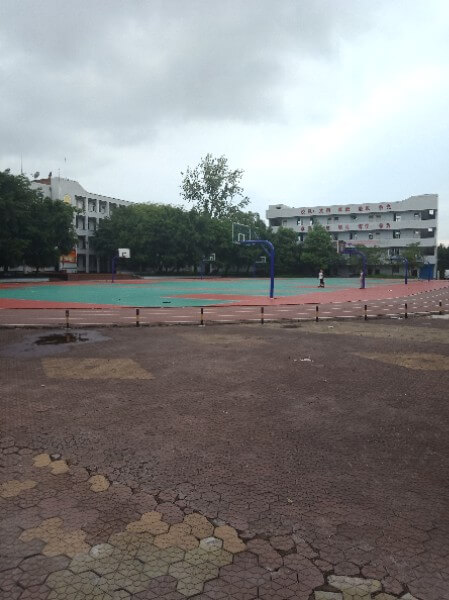 地處內(nèi)江市東興區(qū)郭北鎮(zhèn)。學(xué)校依山傍水，位于清流河畔，獅子山腳下。五十多年來，以其優(yōu)良的校風(fēng)、教風(fēng)、學(xué)風(fēng)、社會(huì)形象和獨(dú)特的辦學(xué)風(fēng)格，被評(píng)為“內(nèi)江市示范性高中”、“內(nèi)江市校風(fēng)示范校”、“內(nèi)江市最佳文明單位”、“內(nèi)江市辦學(xué)水平督導(dǎo)評(píng)估優(yōu)秀學(xué)?！薄ⅰ皟?nèi)江市體育傳統(tǒng)項(xiàng)目學(xué)?！薄ⅰ皟?nèi)江市德育工作先進(jìn)學(xué)?！?、“內(nèi)江市和諧校園”。