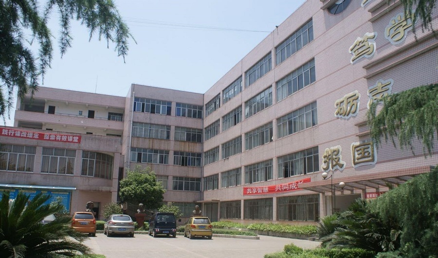高埂中學(xué)校園環(huán)境怎么樣？