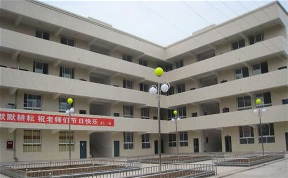 奇章中學(xué)學(xué)校環(huán)境如何？
