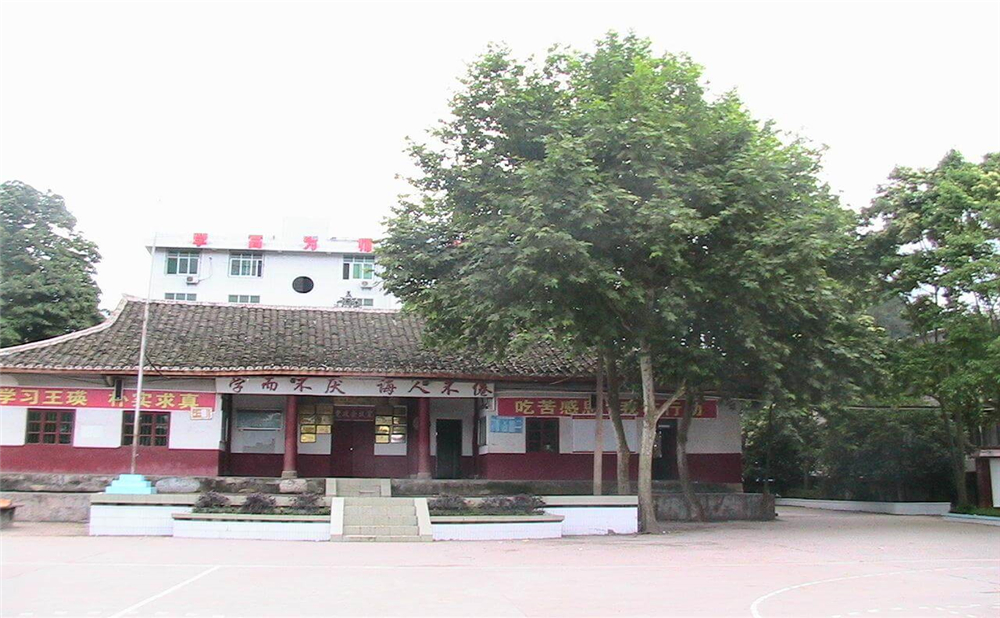 巴州區(qū)茶壩中學(xué)2020年學(xué)校學(xué)費(fèi)多少錢一年？
