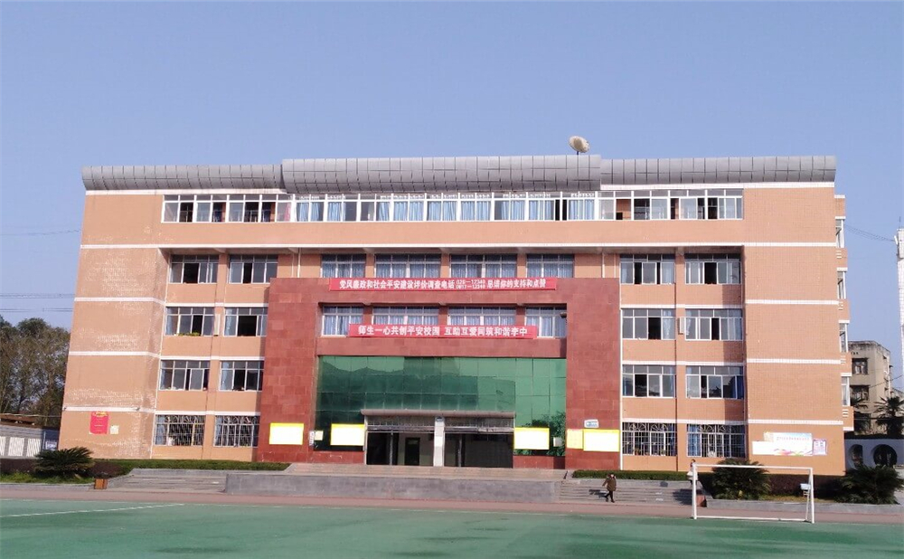 南充市李渡中學學校環(huán)境怎么樣？