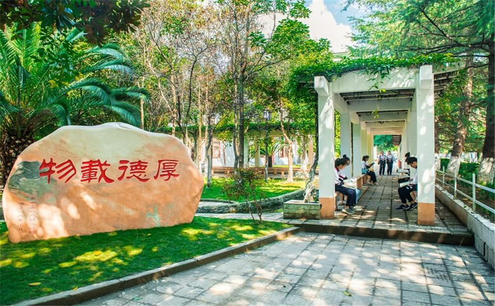 閬中東風(fēng)中學(xué)學(xué)校環(huán)境怎么樣？