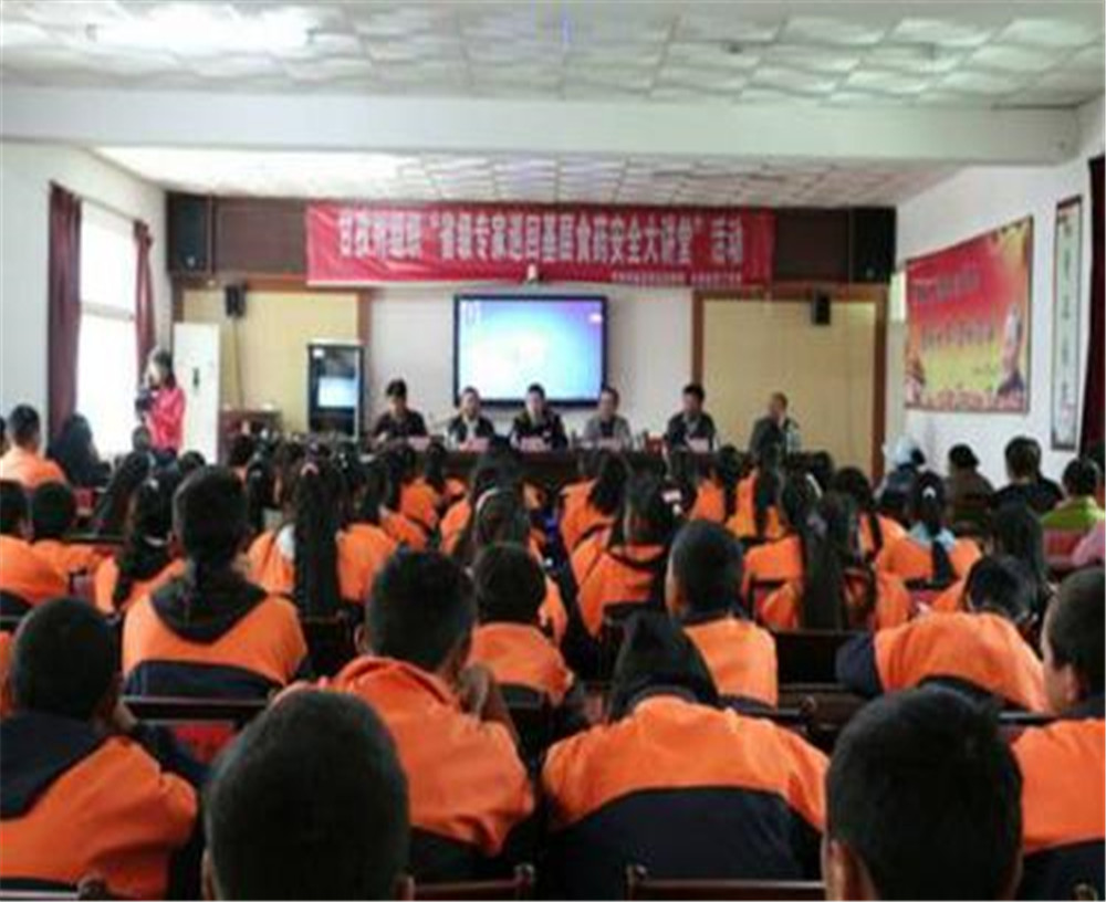 鄉(xiāng)城縣中學2020年學校學費多少錢一年？