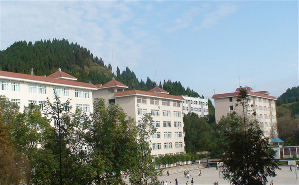 建興中學(xué)學(xué)校環(huán)境怎么樣？