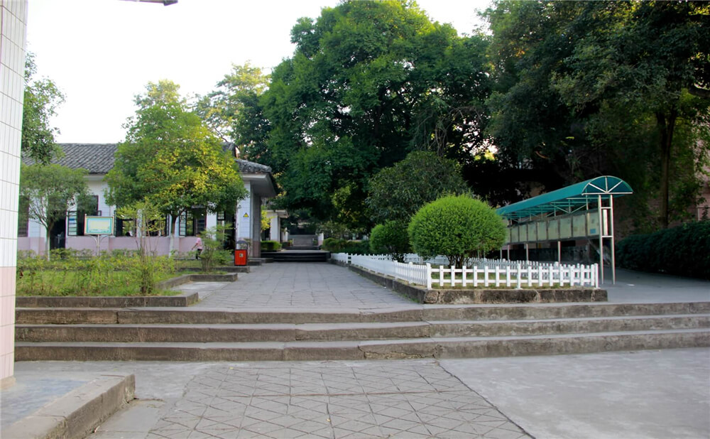 蓬安中學學校詳細地址在什么地方？