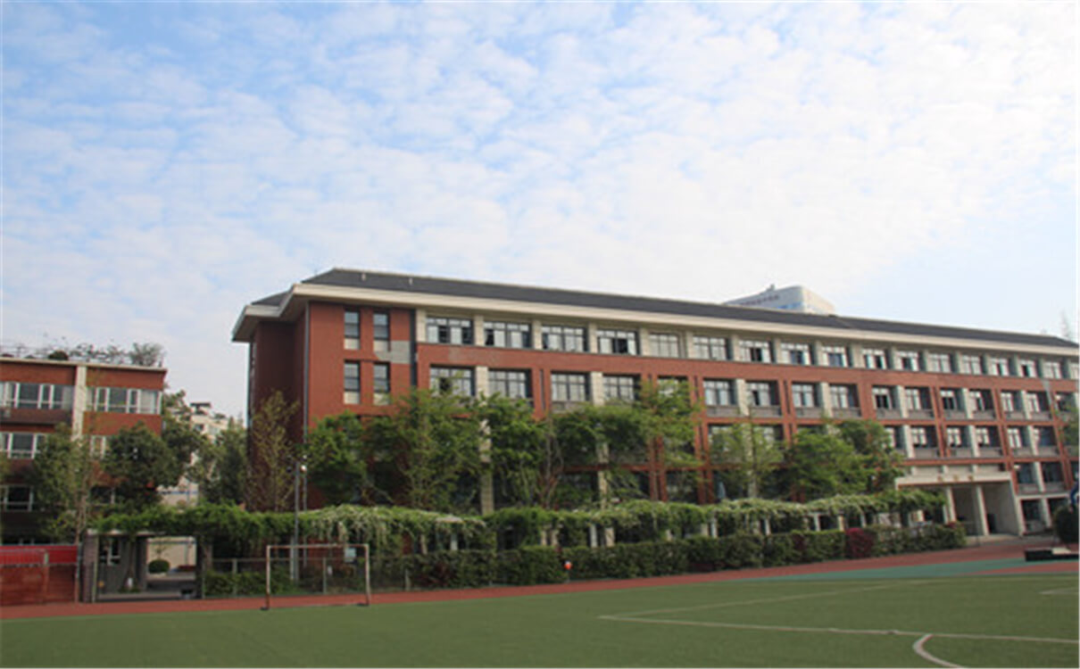 成都七中八一學(xué)校高中部的錄取分?jǐn)?shù)是多少？