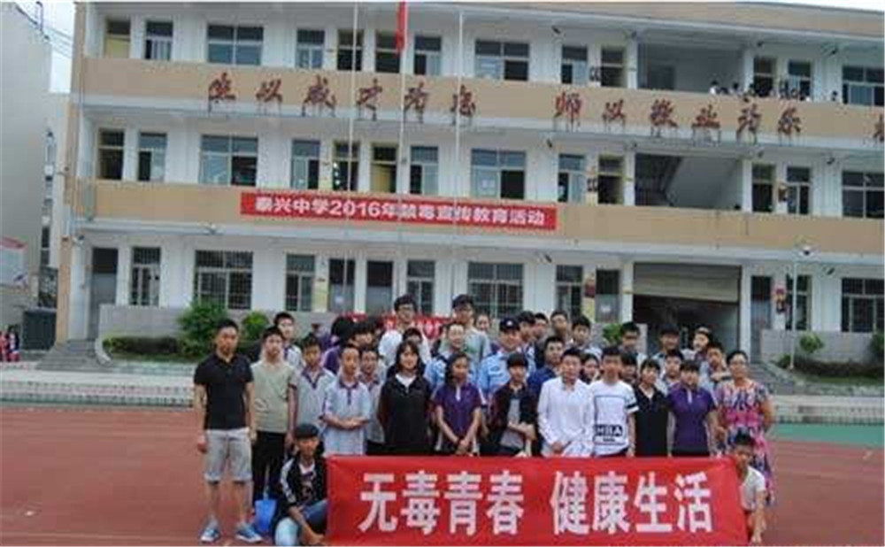 成都泰興中學(xué)每年的學(xué)費(fèi)是多少？