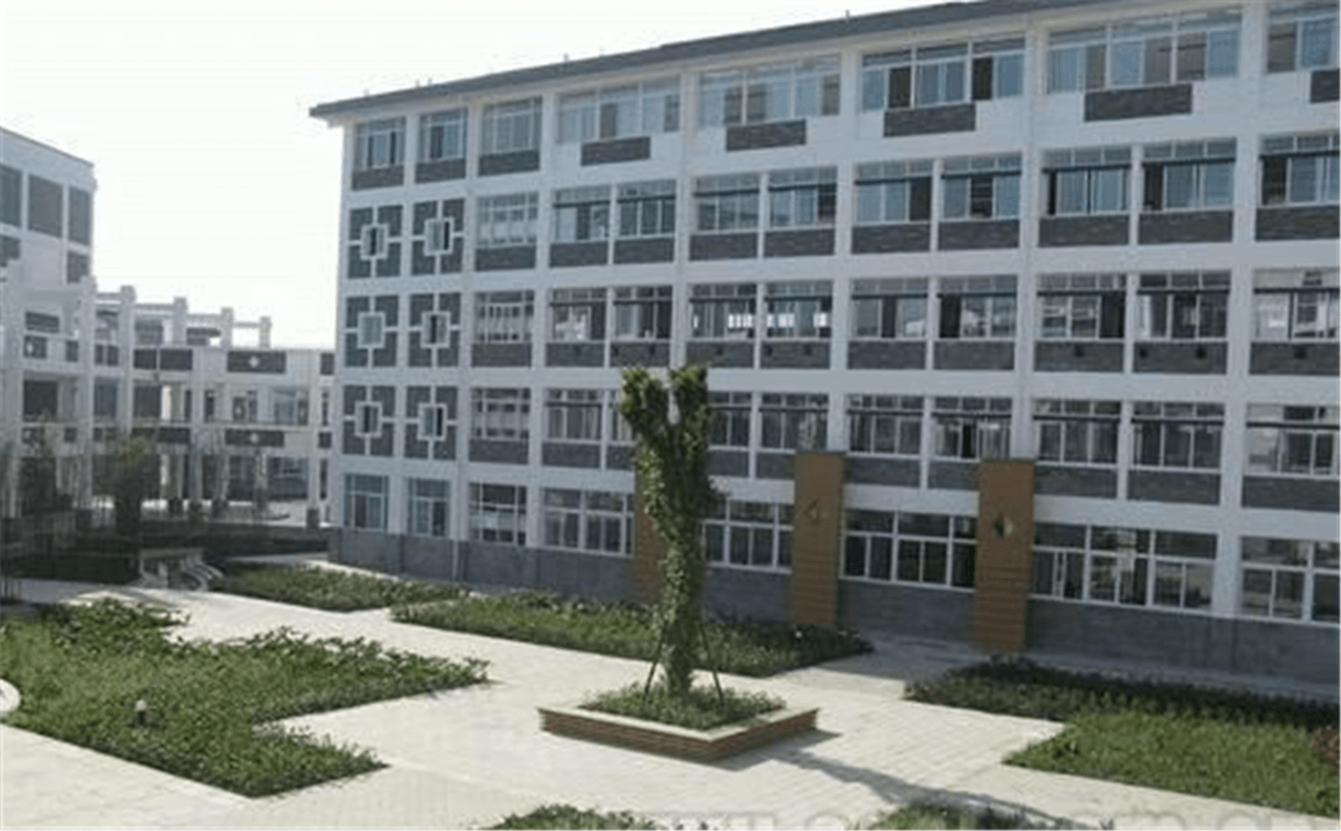 都江堰中學(xué)每年的學(xué)費是多少錢？