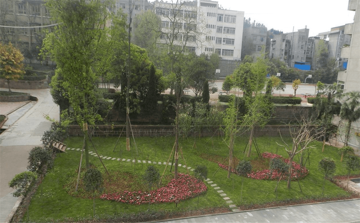 竹篙中學(xué)每年的學(xué)費是多少錢？