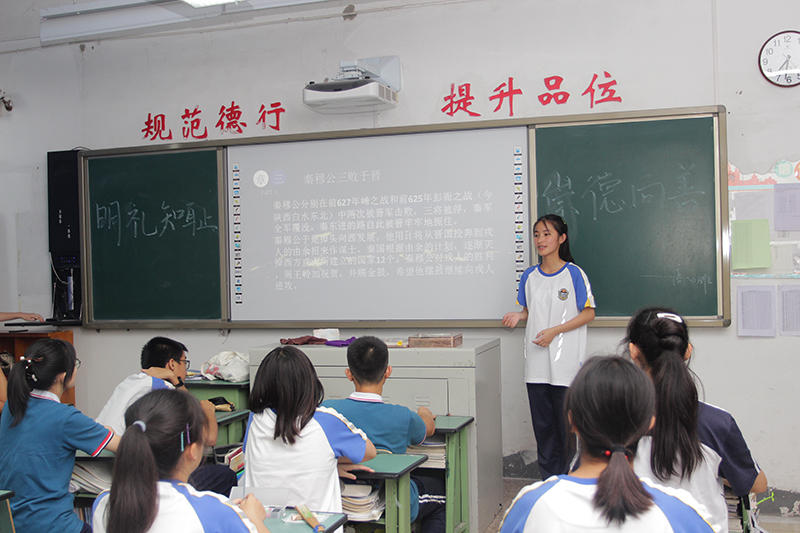 成都石室外國語學校一年的學費是多少？