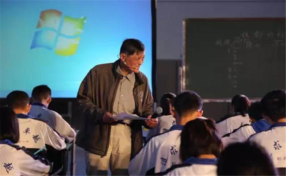 郫縣一中外招生一年的學(xué)費(fèi)是多少？