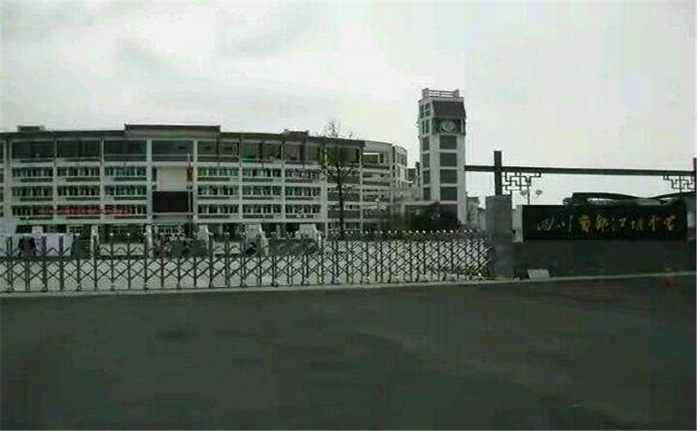 都江堰中學招生一年的學費是多少？