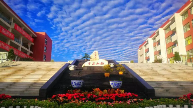 北京第二外國(guó)語(yǔ)學(xué)院成都附屬中學(xué)近三年的錄取分?jǐn)?shù)線？