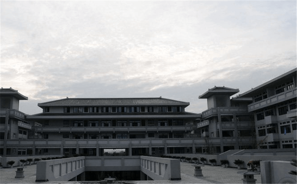 成都石室中學(xué)北湖校區(qū)的學(xué)費是多少錢？