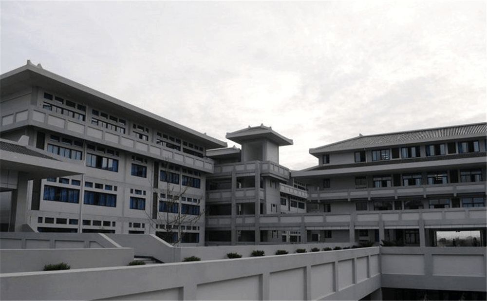 成都石室中學(xué)北湖校區(qū)的高中住宿怎么樣？