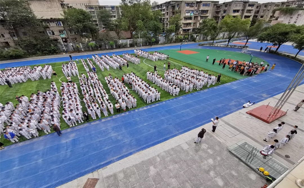 成都市田家炳中學(xué)一年學(xué)費(fèi)是多少？