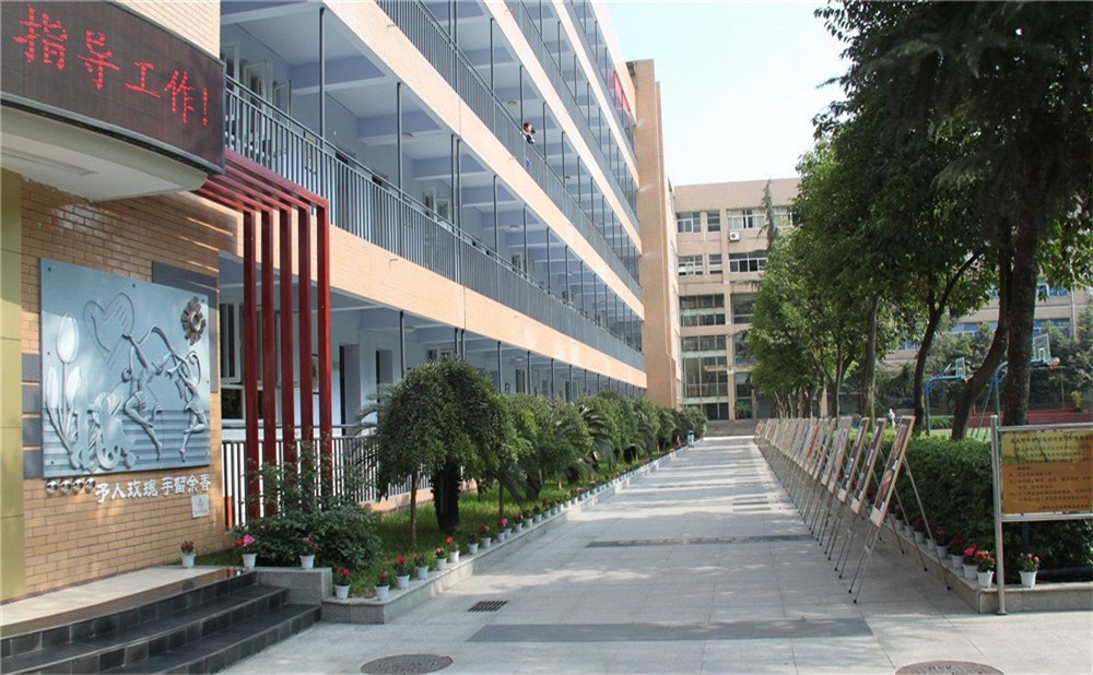 2020年成都大學(xué)附屬中學(xué)計(jì)劃招多少人？