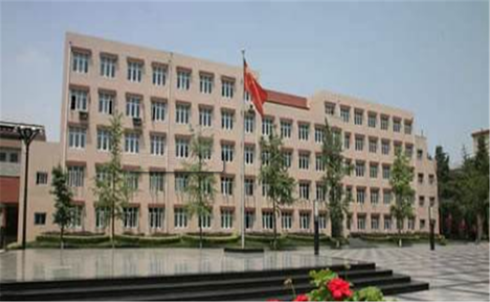 成都西藏中學(xué)高中一年的學(xué)費(fèi)是多少？