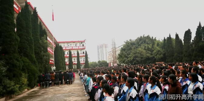 賈家中學(xué)高中一年的學(xué)費(fèi)是多少？