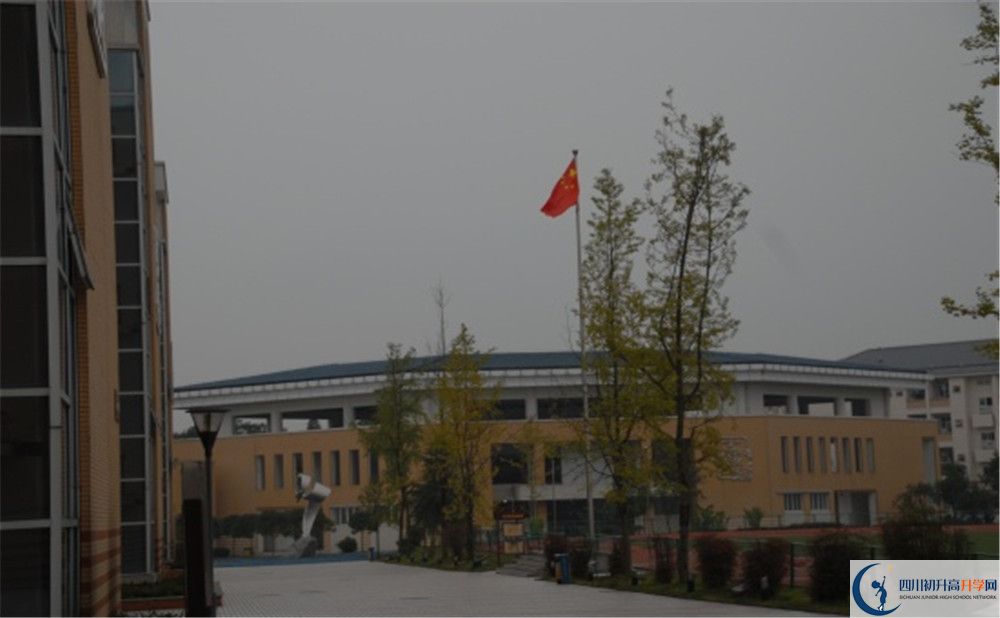 八一聚源高級(jí)中學(xué)的學(xué)費(fèi)收費(fèi)標(biāo)準(zhǔn)是多少？