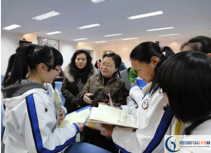 成都市田家炳中學一年的學費是多少？