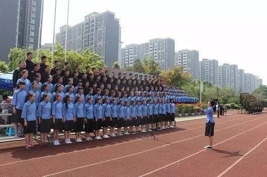 成都三十七中一年的學(xué)費(fèi)是多少？