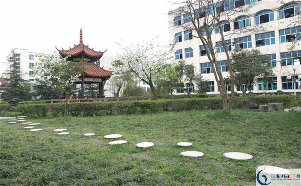 都江堰外國語實驗學校的初升高分數(shù)線是多少？