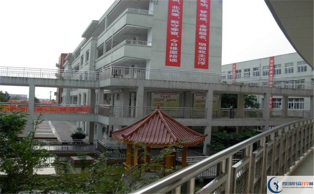 中考成都市龍泉中學(xué)的招生分?jǐn)?shù)線是多少？