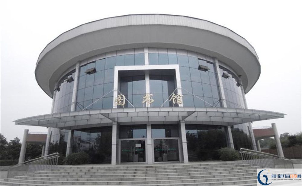 成都市龍泉中學(xué)一年的學(xué)費(fèi)是多少？