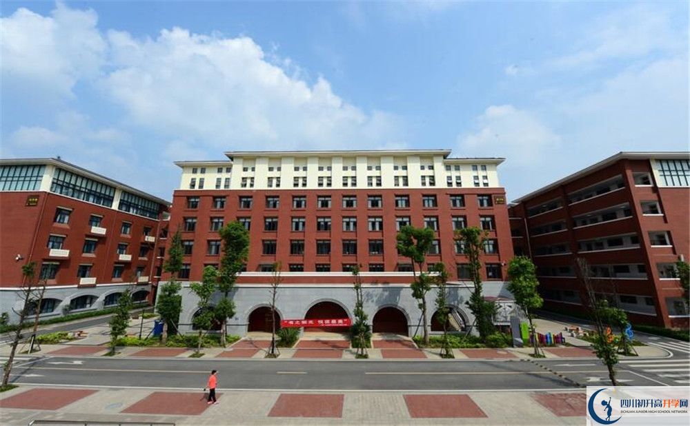 新都一中一學(xué)期的學(xué)費(fèi)是多少？