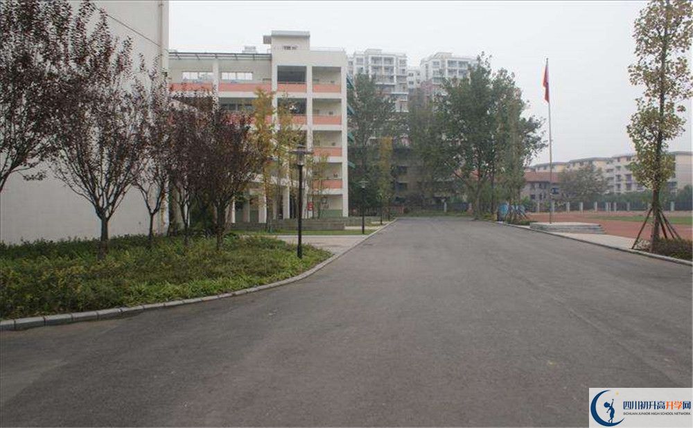 考四川師范大學(xué)附屬中學(xué)的分?jǐn)?shù)線(xiàn)是多少？