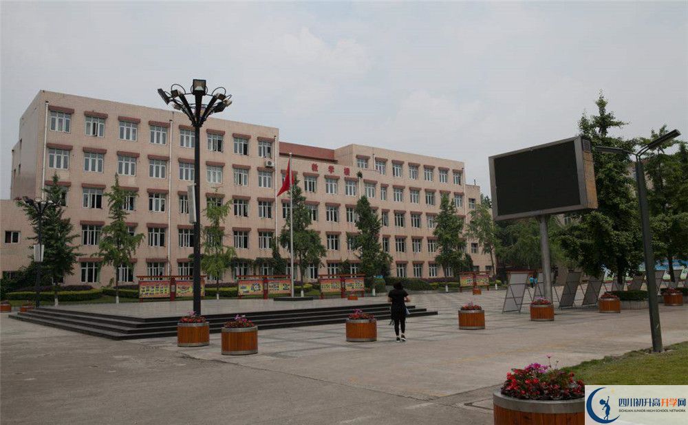 考成都西藏中學(xué)的分?jǐn)?shù)線是多少？