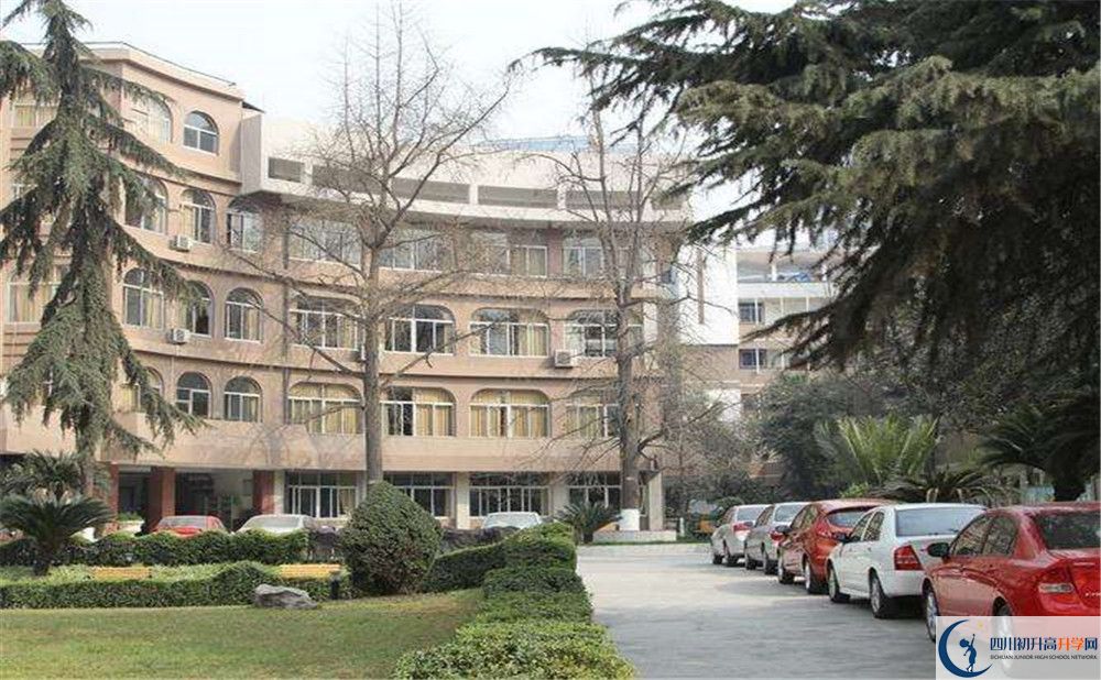 成都市鹽道街中學是私立還是公立學校？