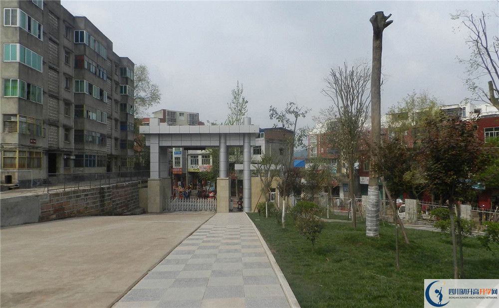 竹篙中學是私立還是公立學校？