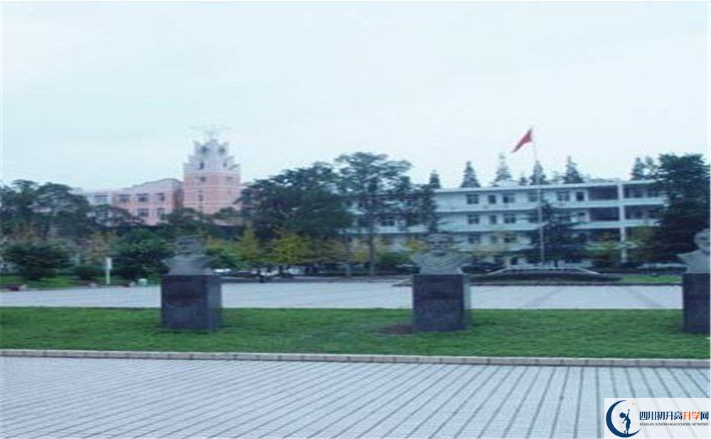 郫縣二中在校學(xué)生總?cè)藬?shù)是多少？