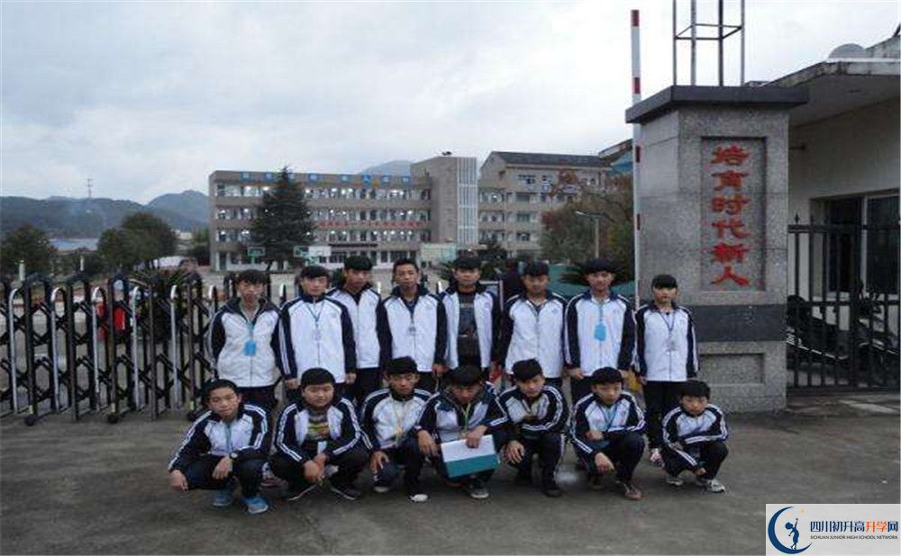 安仁中學在校學生總?cè)藬?shù)是多少？