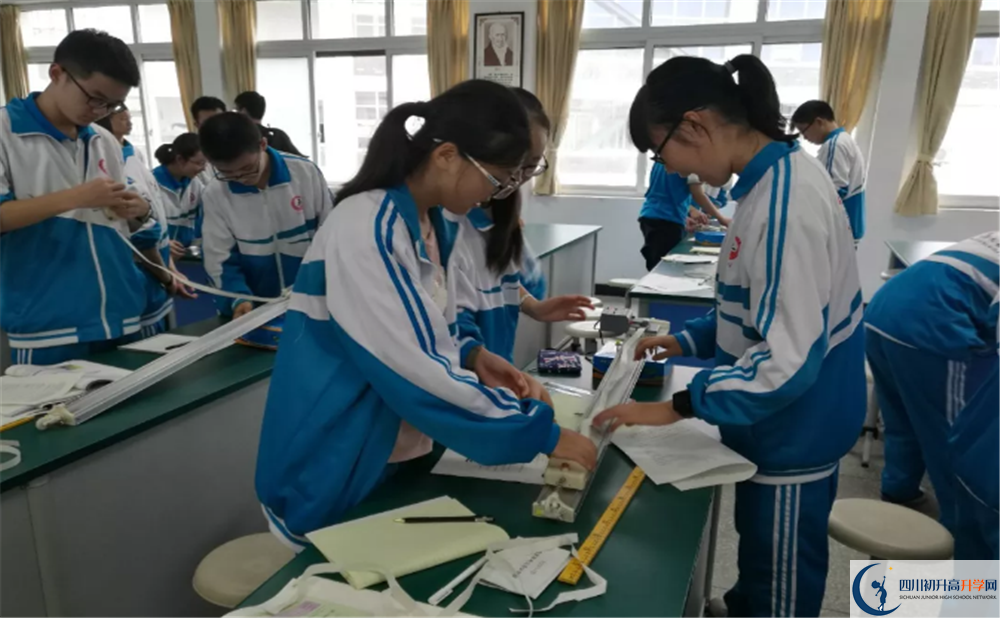 都江堰中學(xué)今年的學(xué)費(fèi)怎么收取，是否變化？