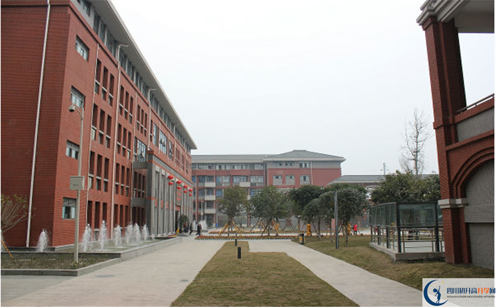 成都市龍泉驛區(qū)四川師大附屬第一實驗中學(xué)地址怎么走？