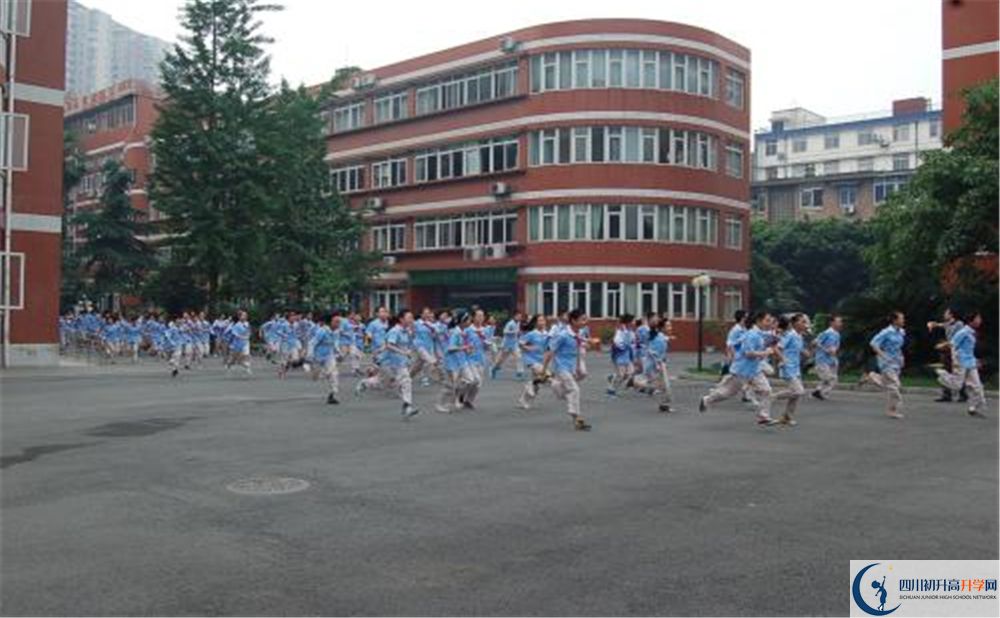 北師大成都實驗中學一共收費多少？