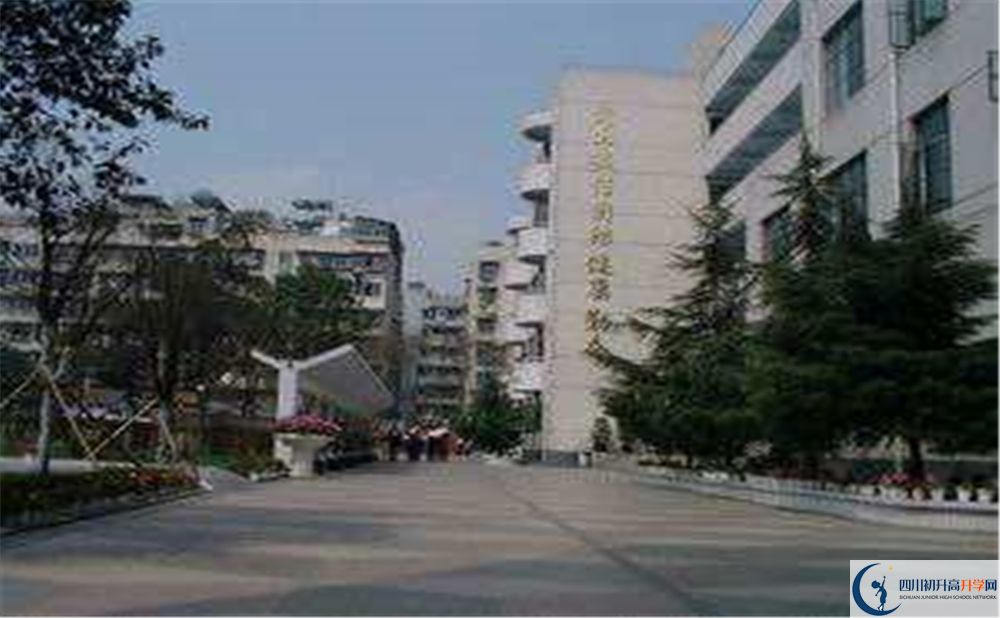 成都市第十七中學(xué)校2020年學(xué)校收費(fèi)是多少錢(qián)？